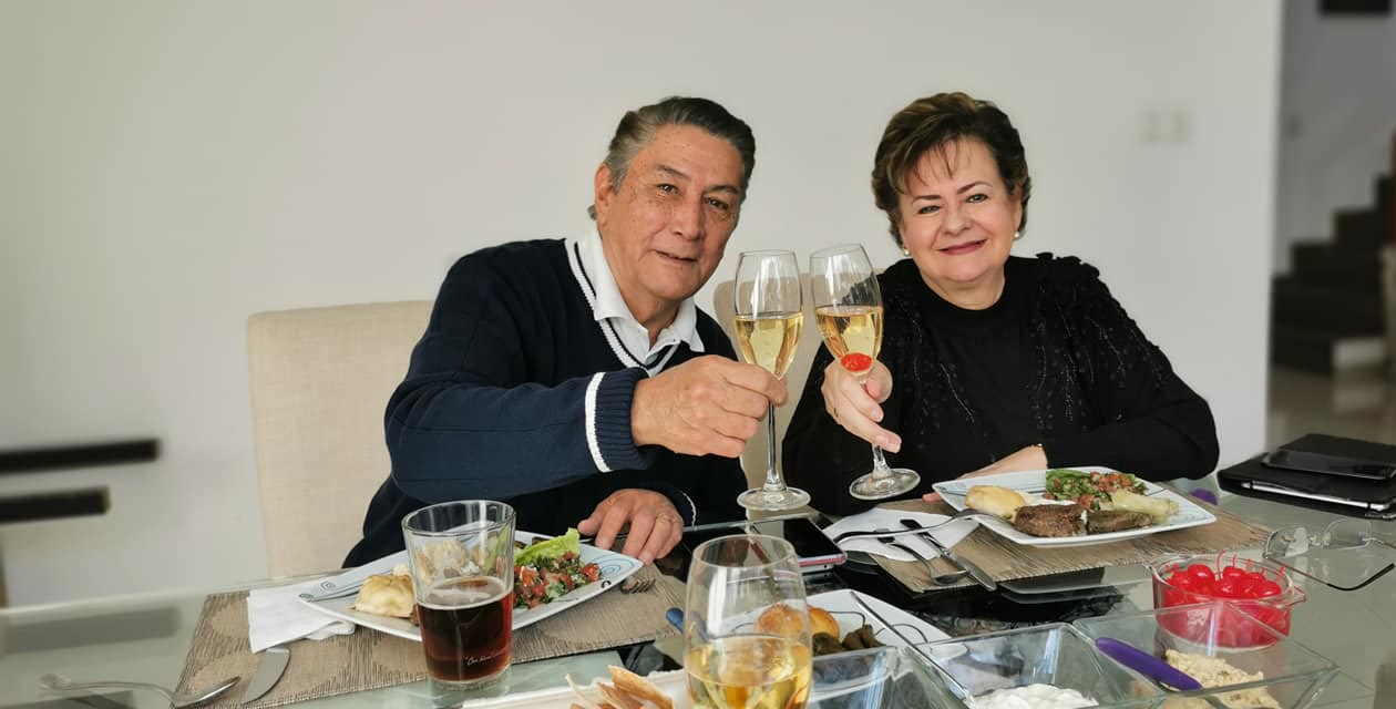 Noy y Augusto brindan por su aniversario
