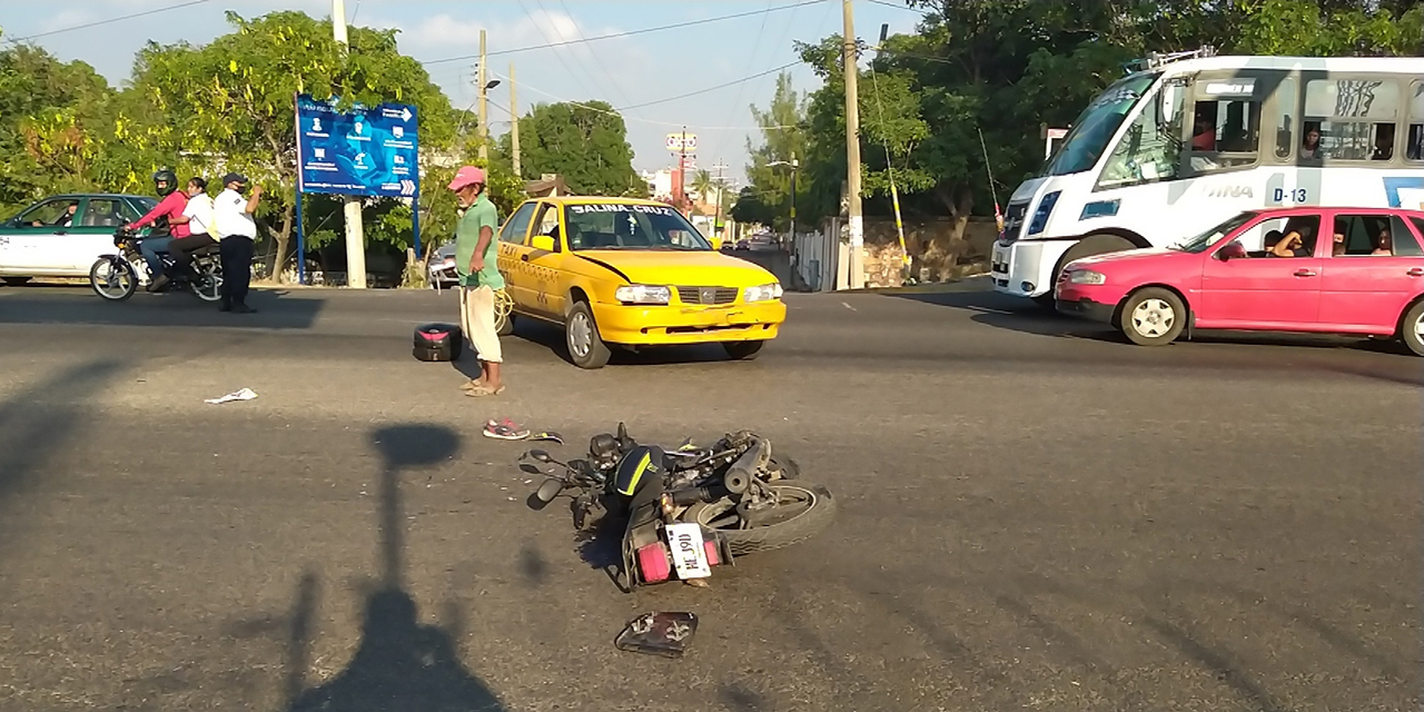Taxista atropella a motociclista en Salina Cruz