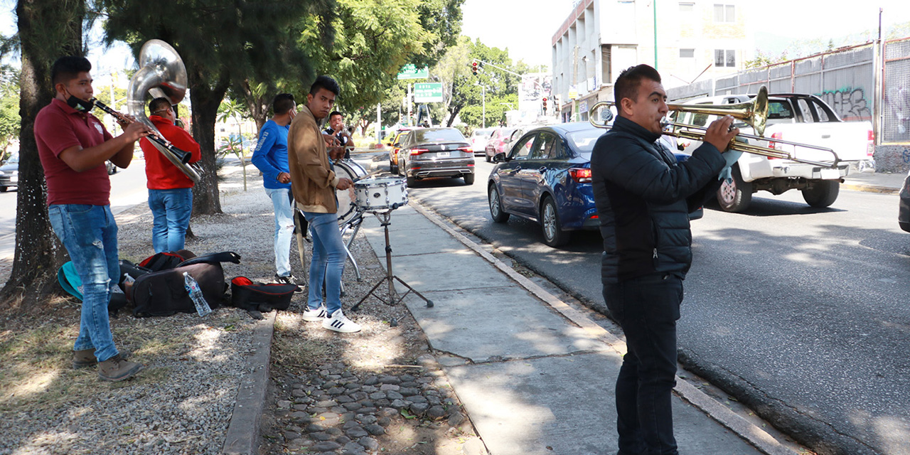 Músicos sobreviven a crisis y hostigamiento de autoridad municipal en Oaxaca