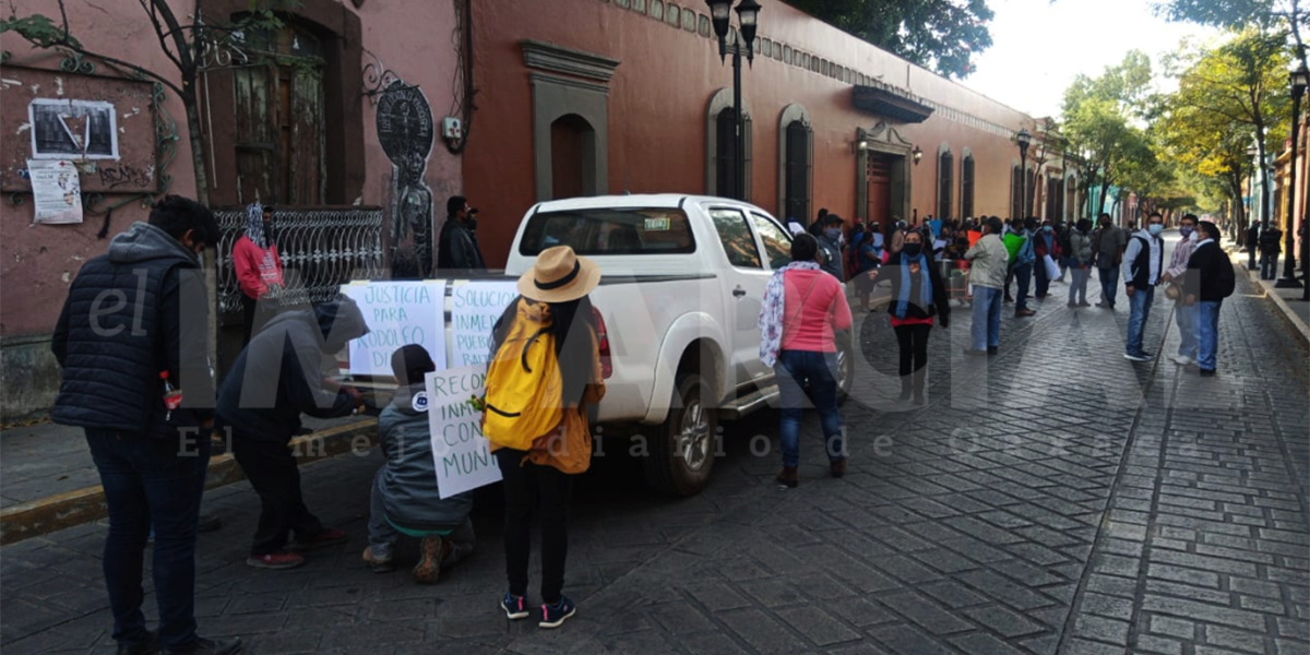 San Baltazar Loxicha y Comuna protestan en Casa Oficial