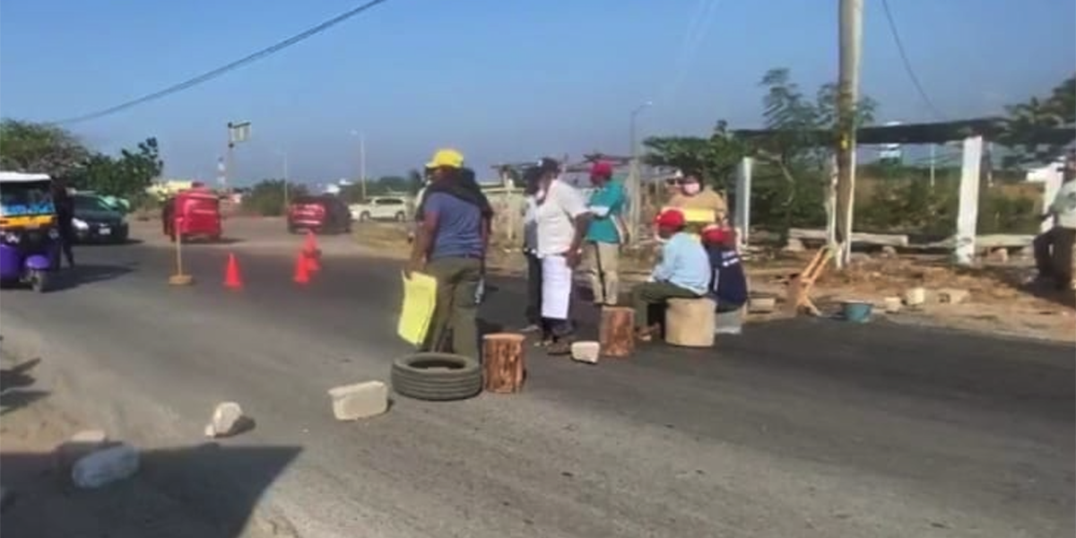 Habitantes de Playa Vicente bloquean crucero en Juchitán