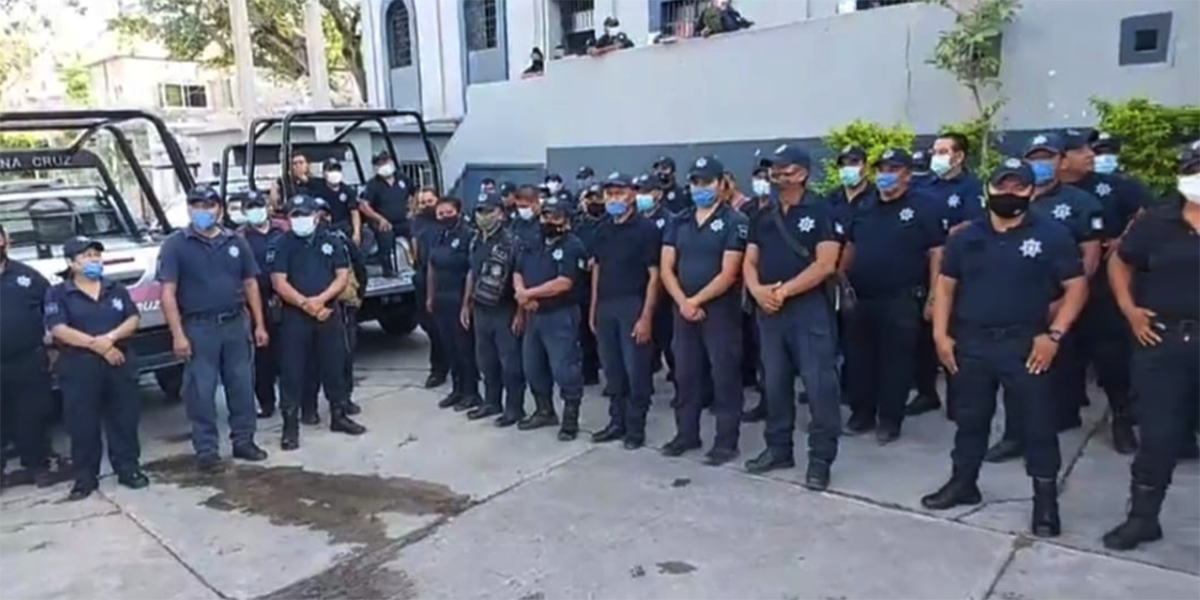 Policías municipales de Salina Cruz cumplen dos días en paro de labores | El Imparcial de Oaxaca