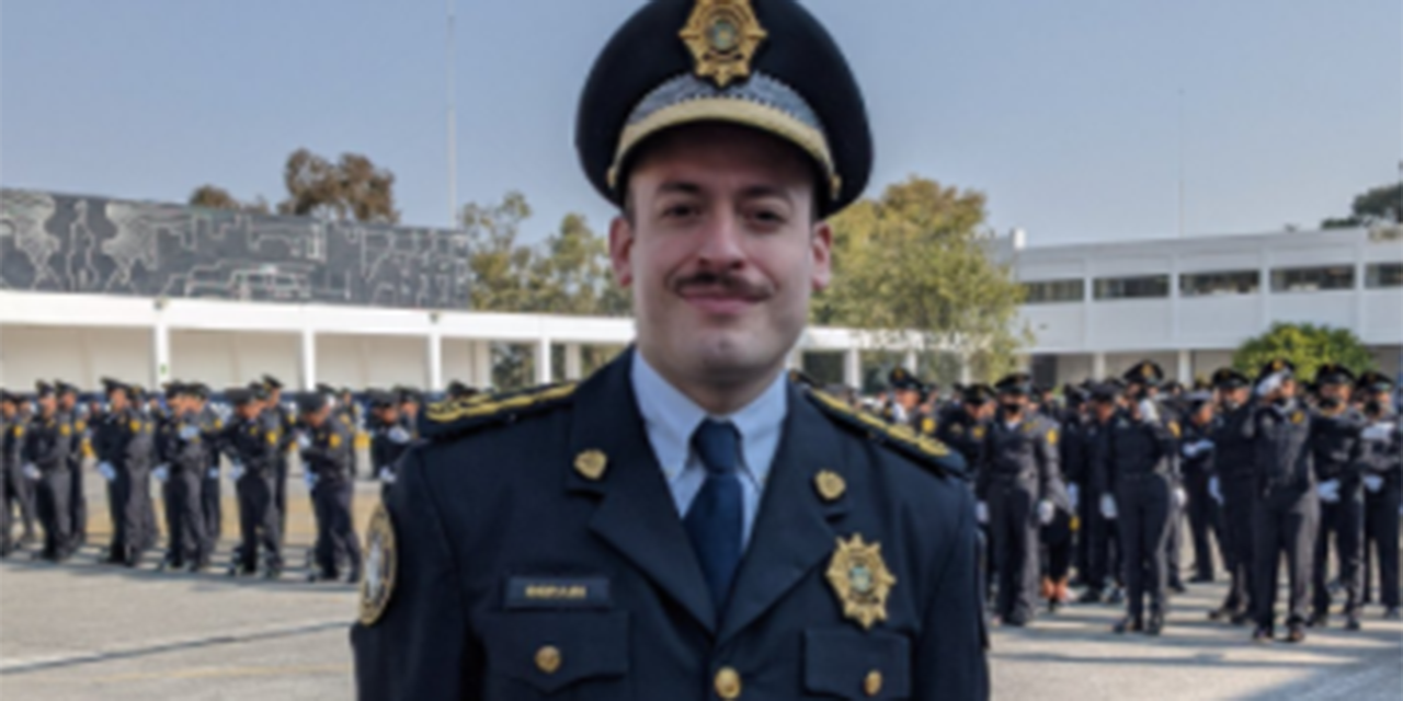 Javier Berain, el primer oficial abiertamente gay en ser ascendido a mando