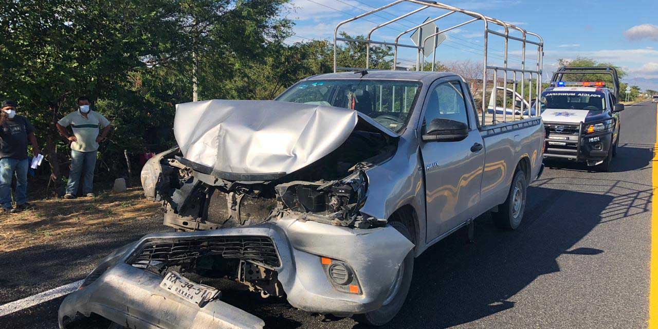 Choque entre camionetas en carretera Juchitán-La Ventosa