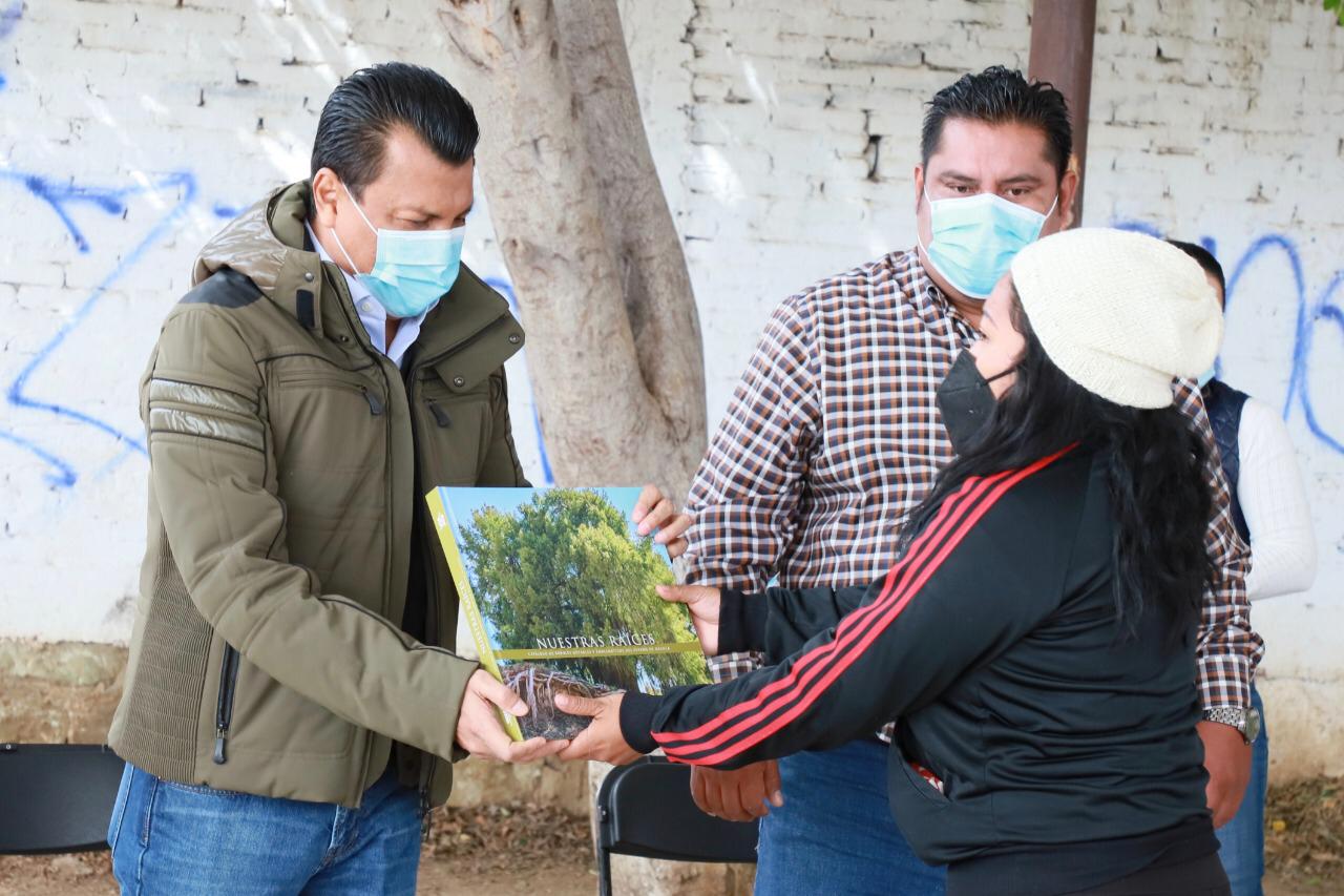 Lleva Samuel Gurrión Matías el libro de árboles notables a las agencias de Oaxaca de Juárez