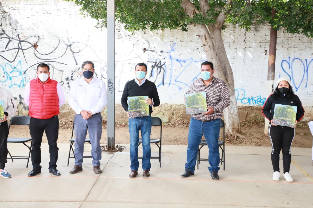 Lleva Samuel Gurrión Matías el libro de árboles notables a las agencias de Oaxaca de Juárez