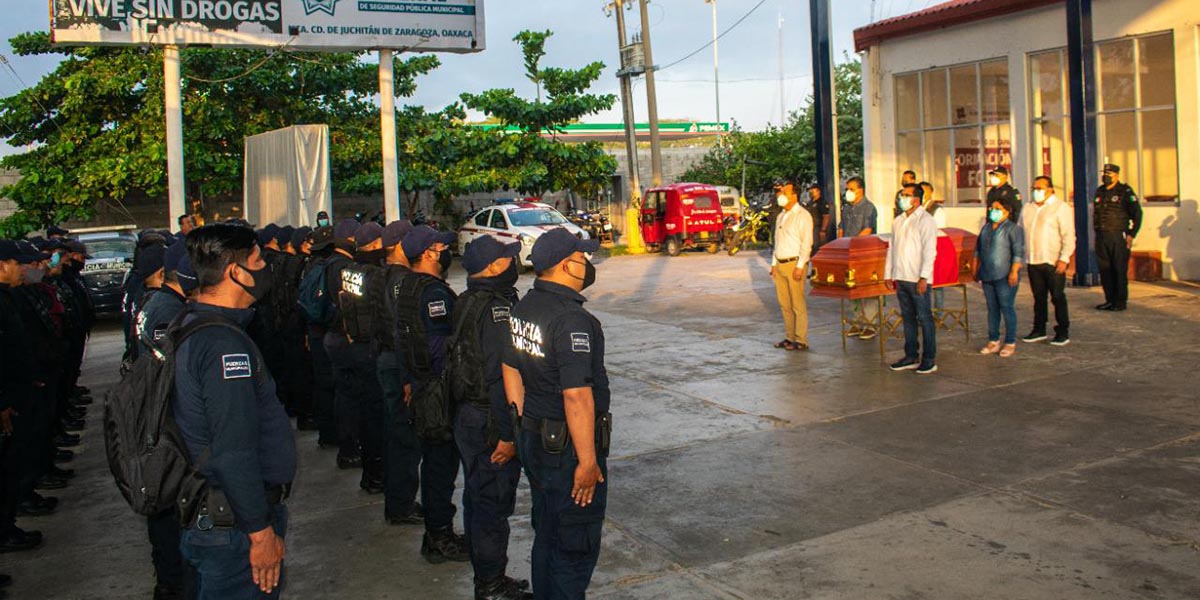 Rinden homenaje a policía de Juchitán abatido en persecución