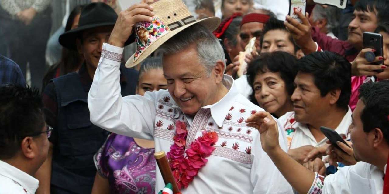 AMLO promete conclusión de 600 caminos rurales de Oaxaca