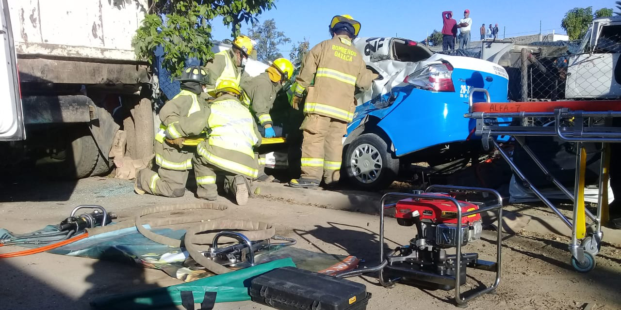 Rescatan a taxista en accidente en San Sebastián Tutla