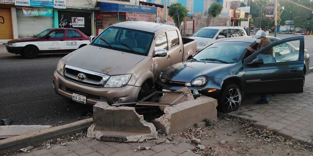 Conductor se estrella contra semáforo en Huayápam