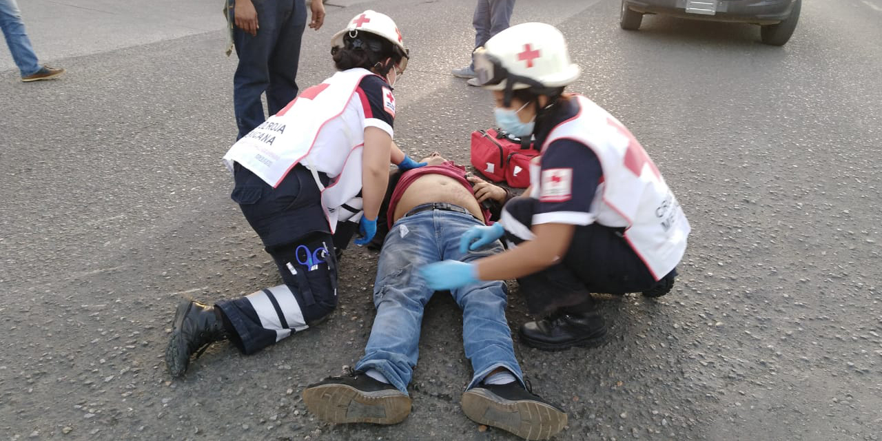 Motociclista derrapa violentamente en el periférico de Oaxaca
