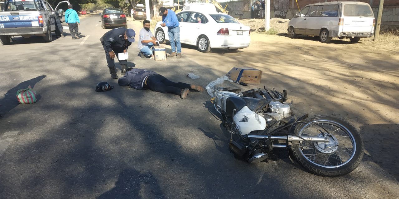 Choca motociclista contra taxi foráneo en carretera Oaxaca-Tuxtepec | El Imparcial de Oaxaca