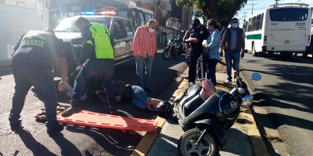 Embisten a mujer en su moto en Oaxaca