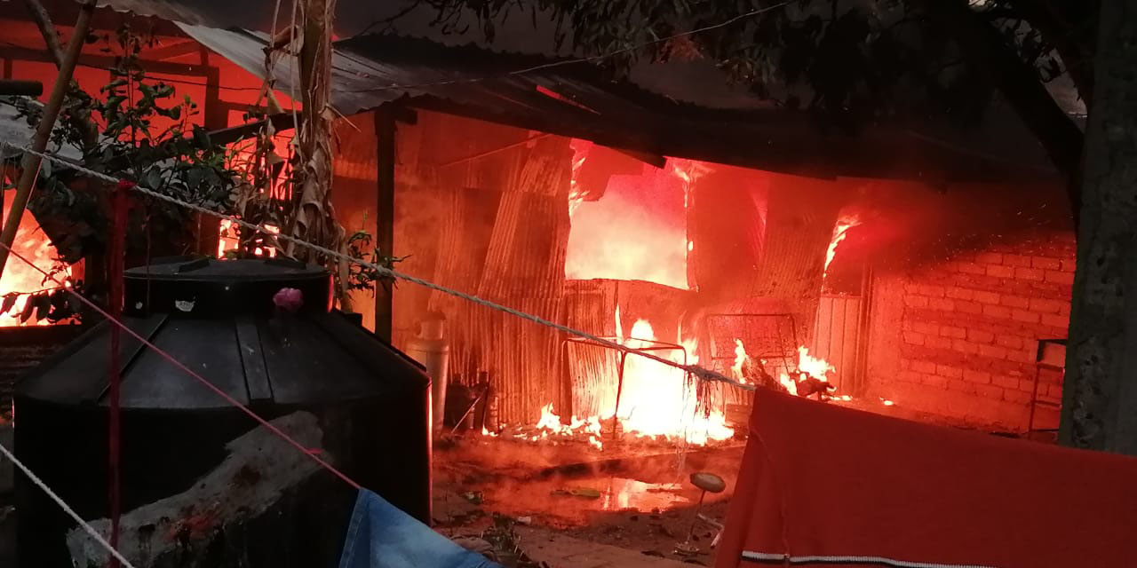Fuego arrasa con humilde vivienda en Santa Lucía del Camino