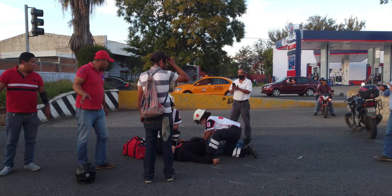 Motociclista derrapa violentamente en el periférico de Oaxaca