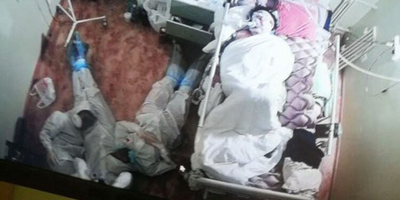 Tres médicos se recuestan al pie de la cama de una paciente de Covid-19 para cuidarla | El Imparcial de Oaxaca