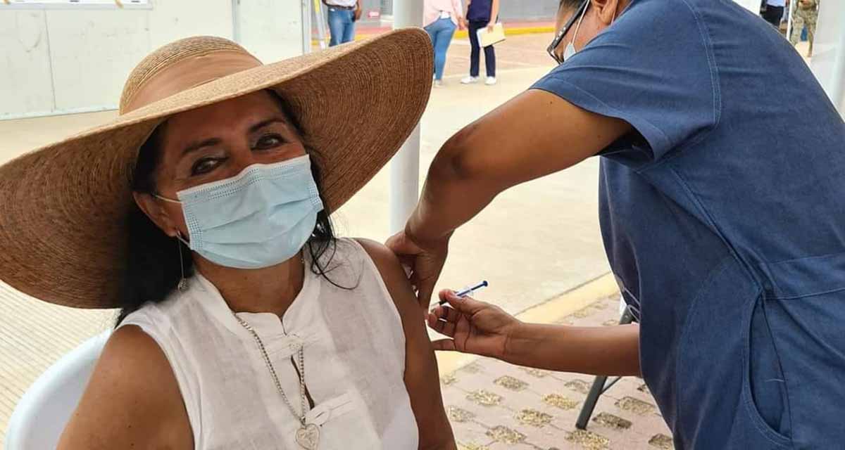 Regidora de Morena comparte foto donde la vacunan contra Covid-19 | El Imparcial de Oaxaca