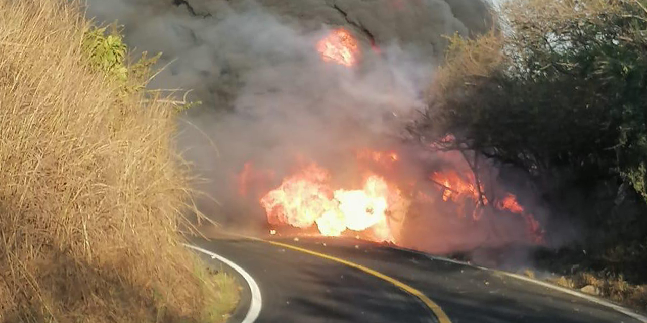 Explota pipa de gasolina en Pinotepa Nacional