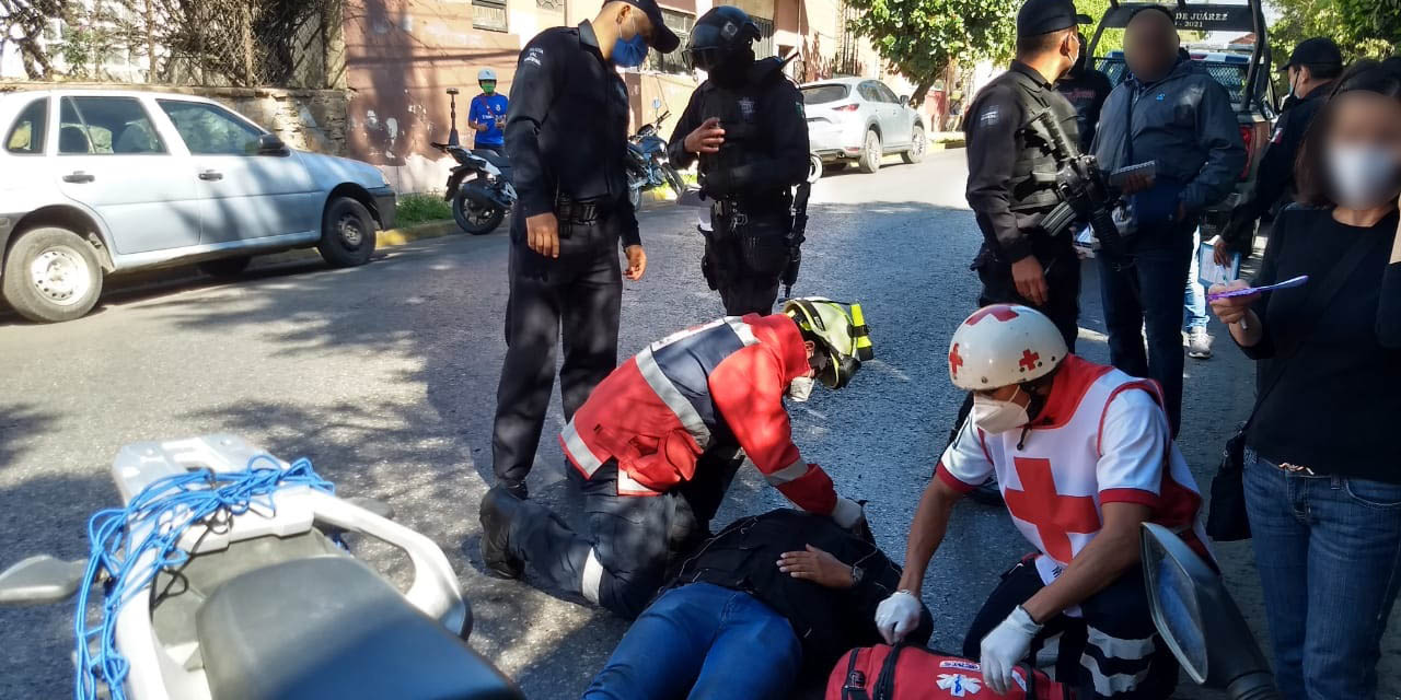 Choca automóvil contra motocicleta en céntricas calles de Oaxaca | El Imparcial de Oaxaca