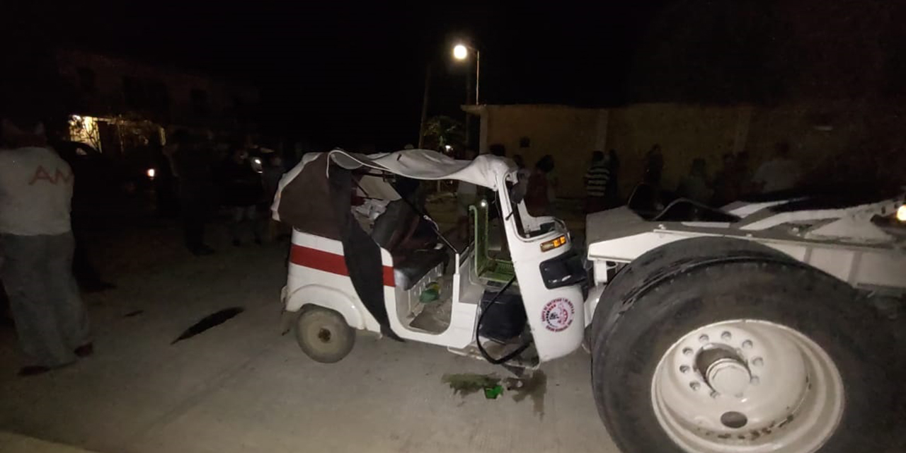 Se impacta mototaxi contra un remolque en Unión Hidalgo