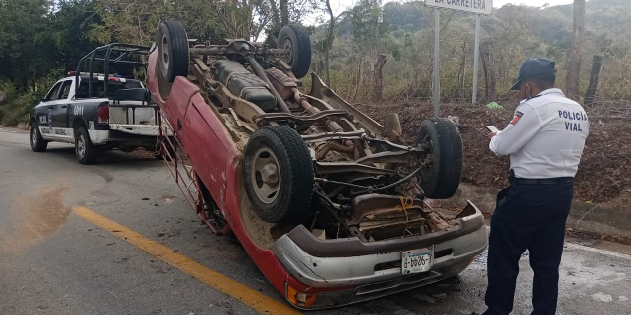 Vuelcan y abandonan camioneta sobre la carretera Costera | El Imparcial de Oaxaca