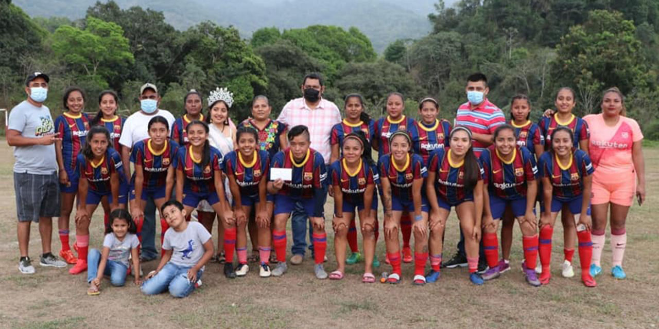 Futbol de manteles largos en Nopala | El Imparcial de Oaxaca