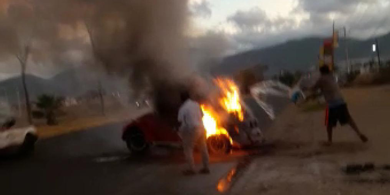 Se incendia vehículo sobre carretera 131