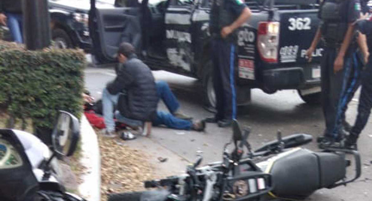 Video: Sujetos roban un celular y chocan con su moto al intentar huir | El Imparcial de Oaxaca