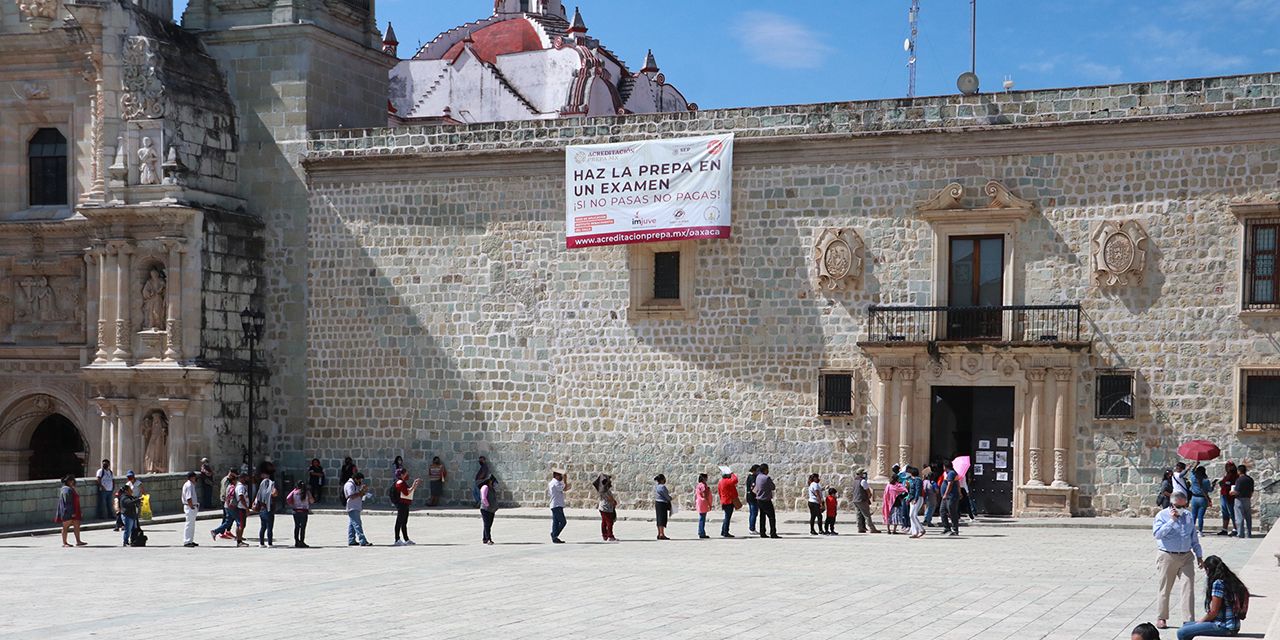 Pago de impuestos genera largas filas frente al ayuntamiento de Oaxaca | El Imparcial de Oaxaca
