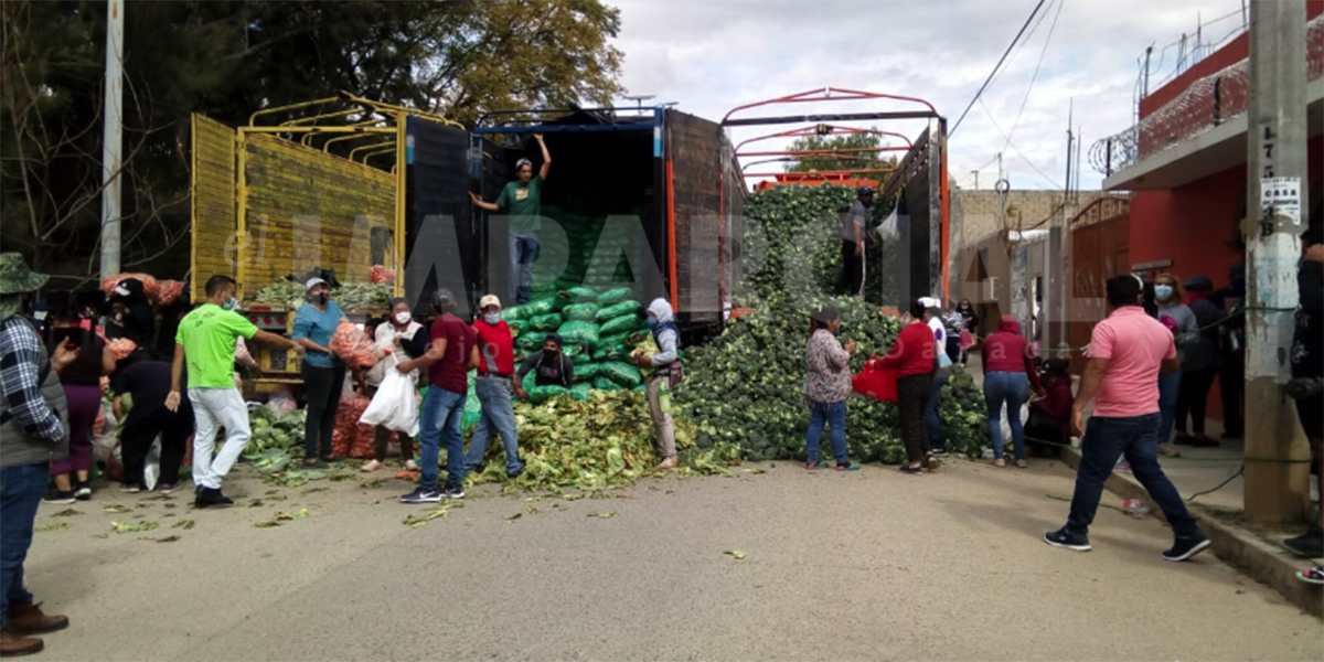 Agricultores de Puebla regalan alimentos en Oaxaca