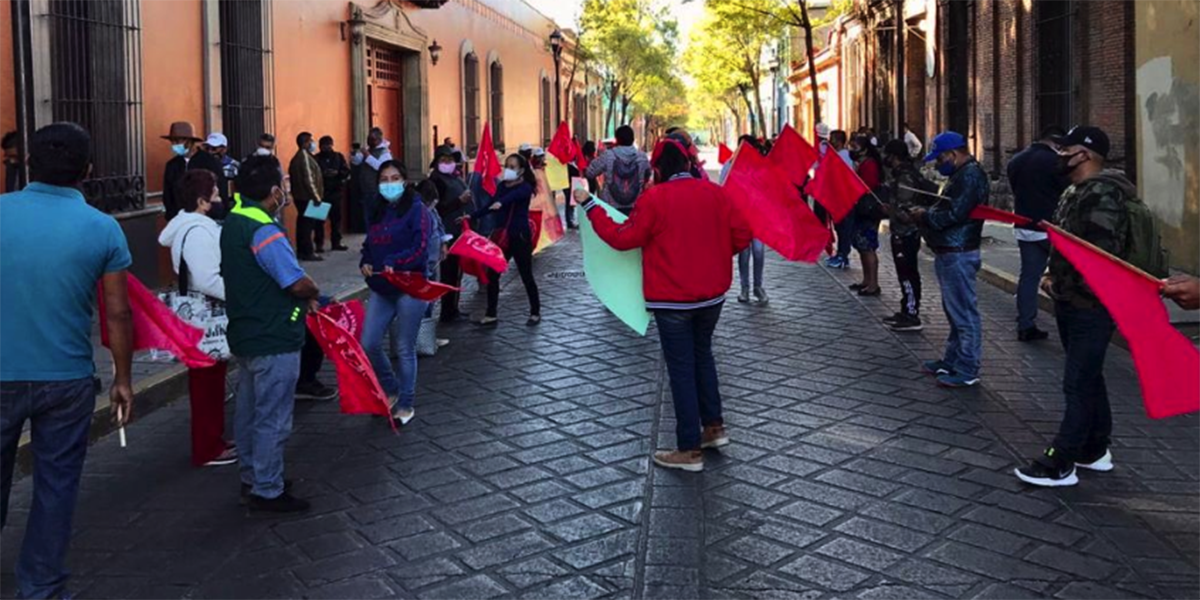 Protestan antorchistas frente a Casa Oficial | El Imparcial de Oaxaca