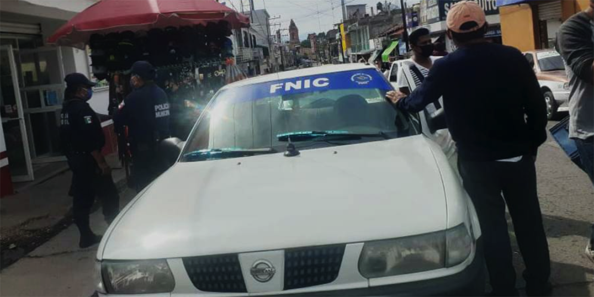 Por supuesto daño a un taxi bloquean en calle céntrica de Huajuapan | El Imparcial de Oaxaca