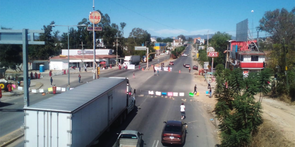 Por segunda día desplazados de la zona Triqui bloquean Hacienda Blanca | El Imparcial de Oaxaca