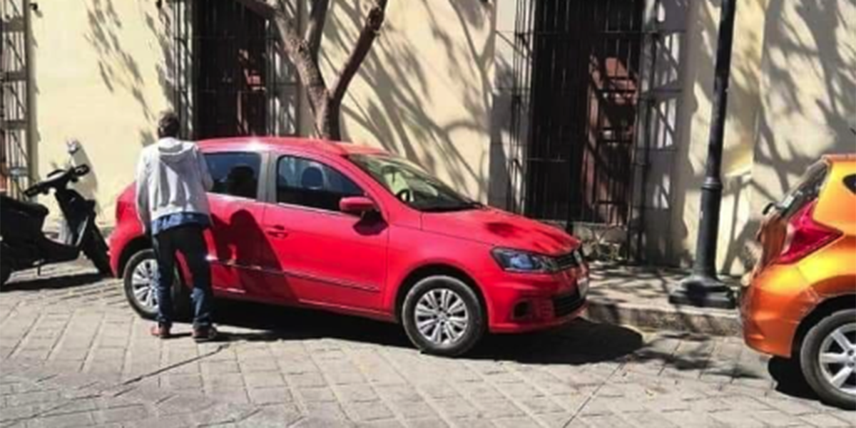 Captan a presunto ladrón intentando abrir carros y de llevarse motoneta en la calle Xicoténcatl | El Imparcial de Oaxaca