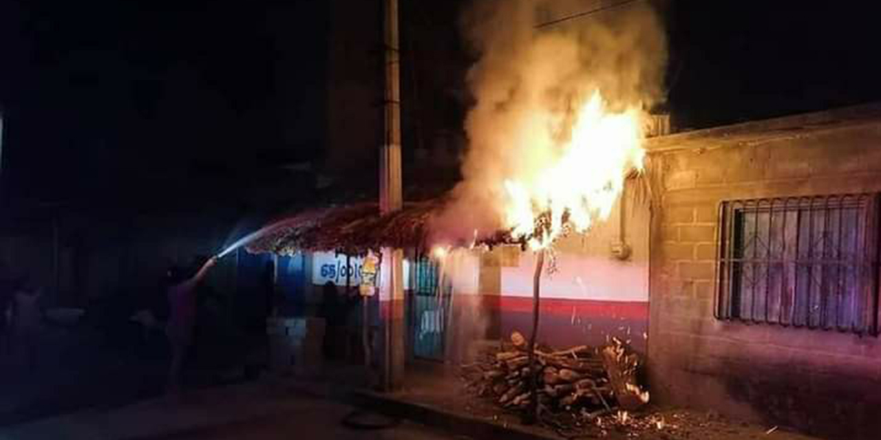 Palapa arde en llamas en Tehuantepec | El Imparcial de Oaxaca
