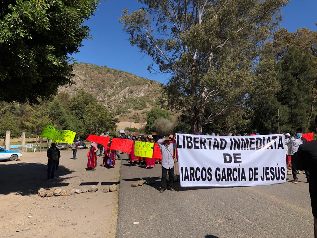 Triquis realizan bloqueos carreteros en la Mixteca de Oaxaca