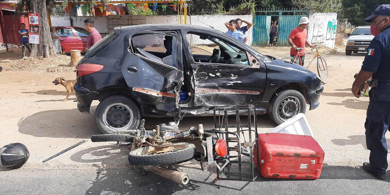 Se estampa contra automóvil | El Imparcial de Oaxaca