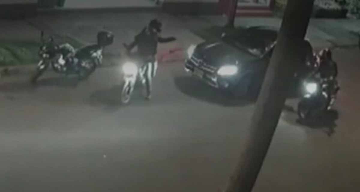 Video: Delincuentes intentan robar un Mercedes-Benz, pero no pudieron quitar el freno de mano | El Imparcial de Oaxaca