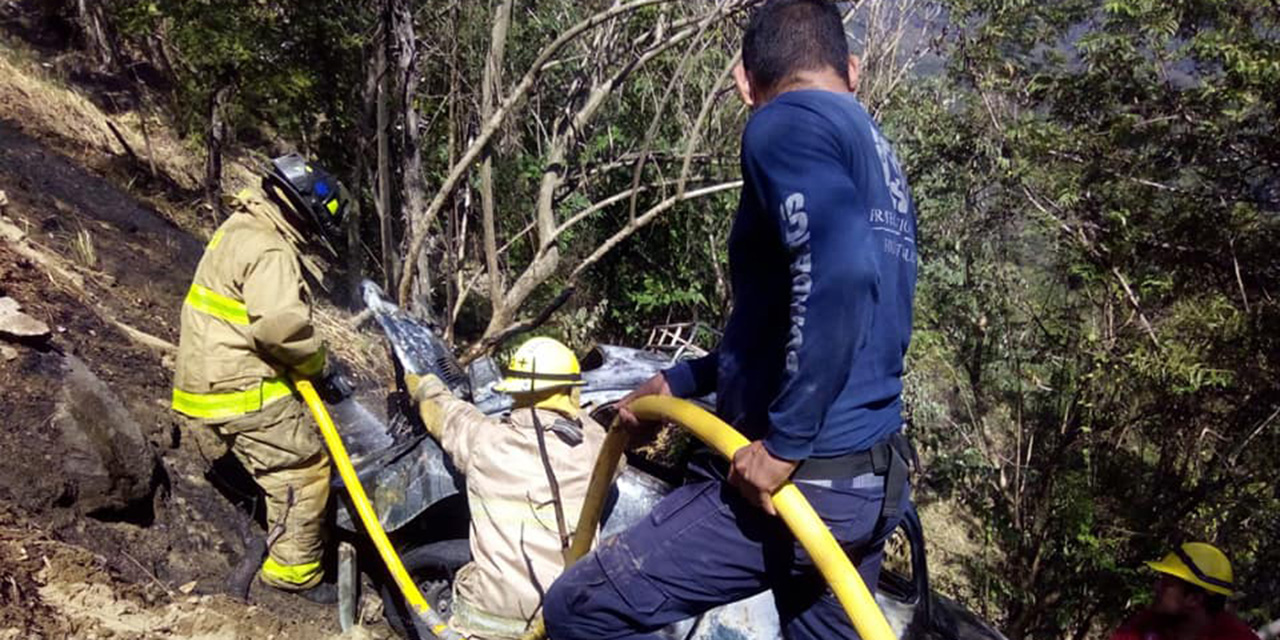 ‘Vocho’ vuelca y se incendia en Pluma Hidalgo | El Imparcial de Oaxaca