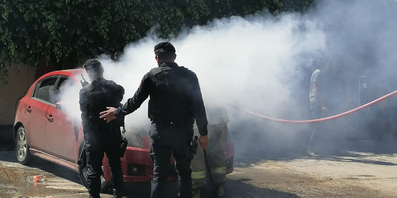 Auto arde en llamas en Infonavit Primero de Mayo | El Imparcial de Oaxaca