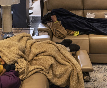 Ofrecen 40 mil pesos por dormir en diferentes lugares