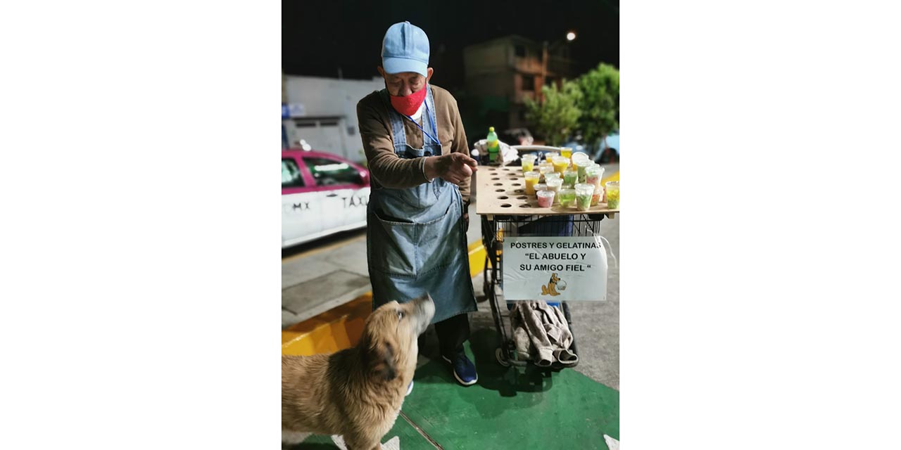 Adulto mayor vende gelatinas para costear la cirugía de su nieto