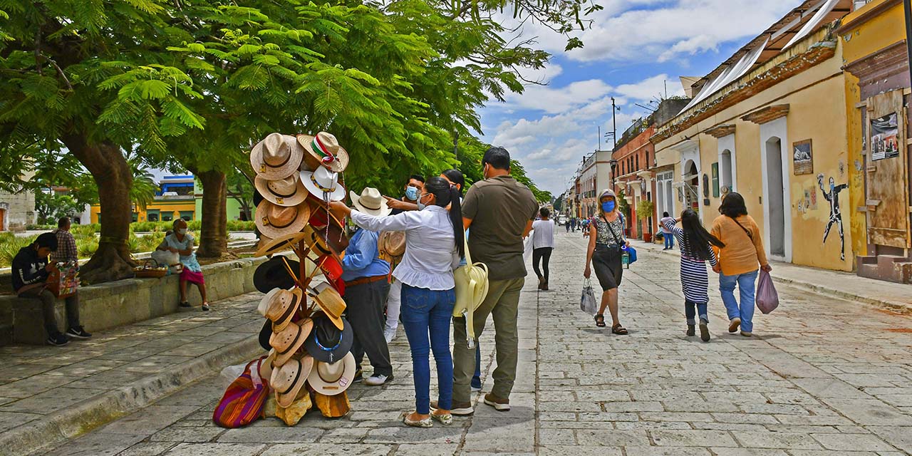 Artesanos oaxaqueños agonizan sin ventas y compitiendo contra el ambulantaje