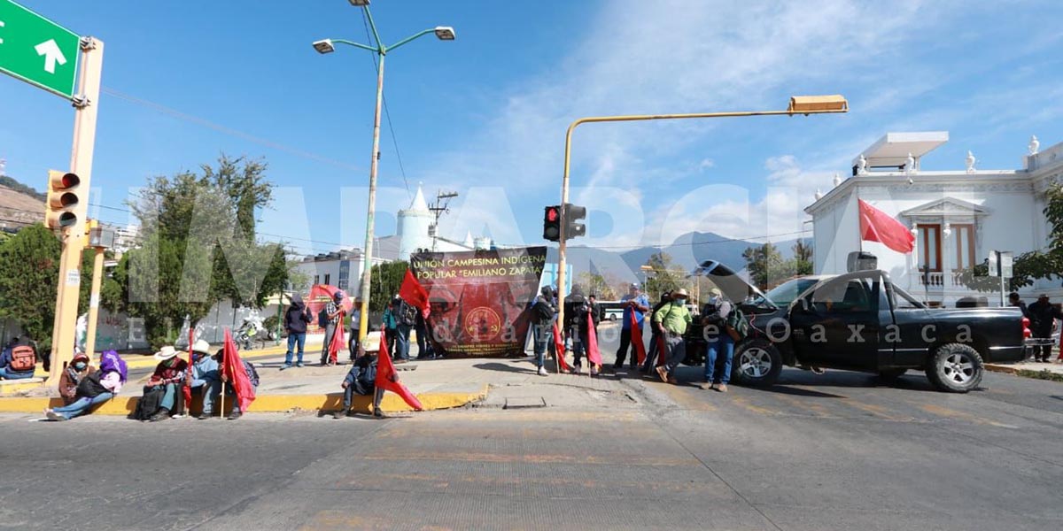Organizaciones Sociales bloquea en la fuente de las 8 Regiones, denuncian incumplimiento por parte de IOCIFED | El Imparcial de Oaxaca