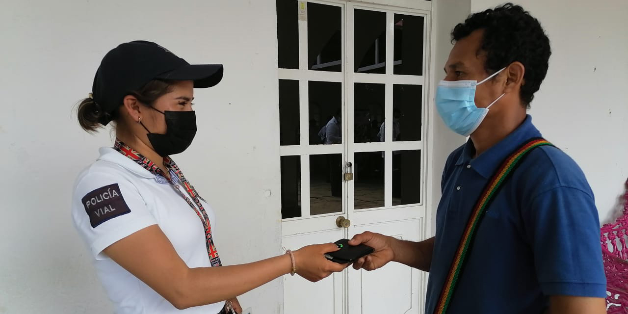 Mujer policía halla billetera en Matías Romero y la devuelve | El Imparcial de Oaxaca