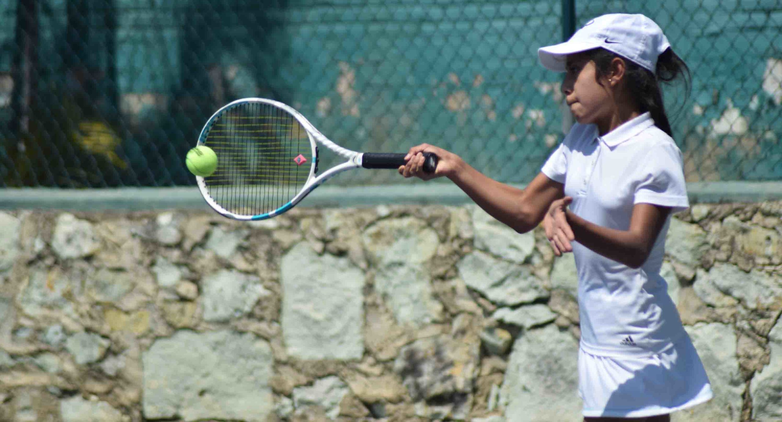 Vibrantes acciones en torneo estatal de tenis