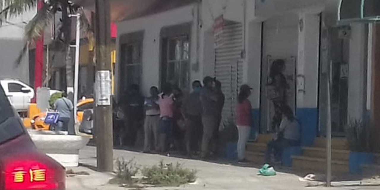 Largas filas en comercios de Salina Cruz tras dos días de confinamiento | El Imparcial de Oaxaca