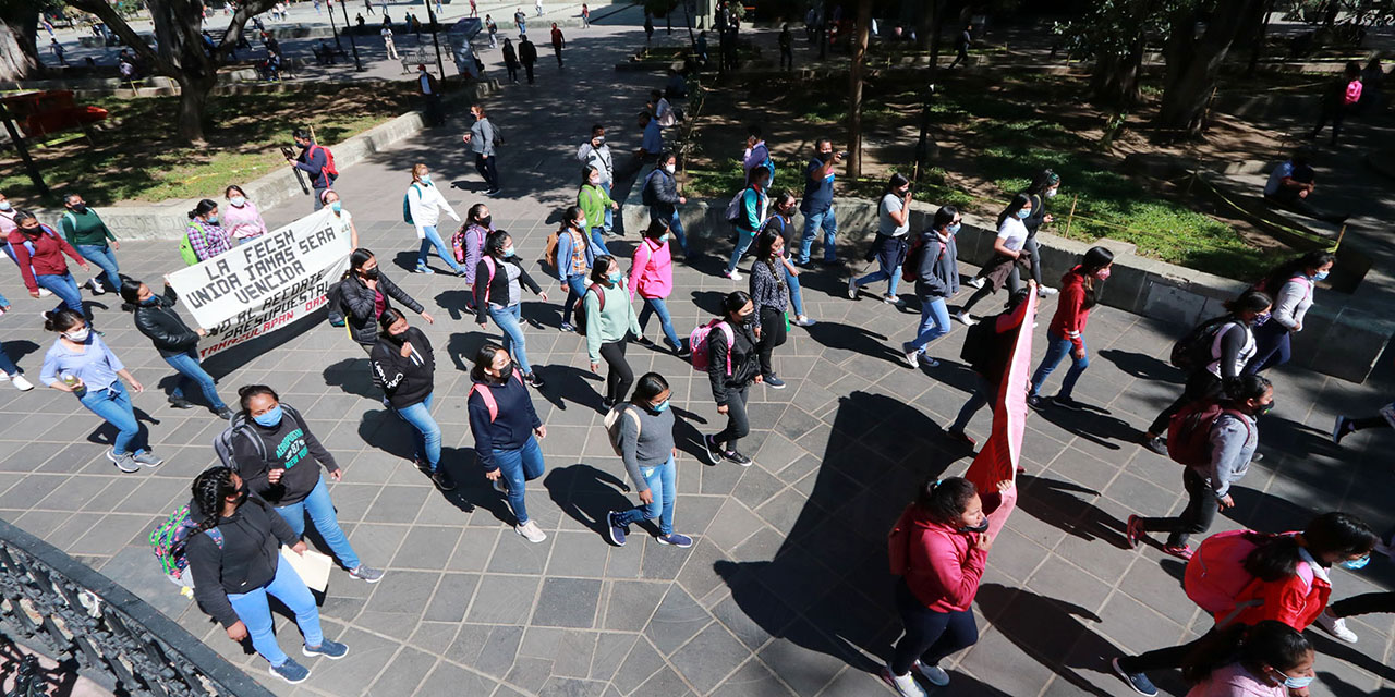 Alumnos del Cobao protestan por cobros de Guías de Estudios
