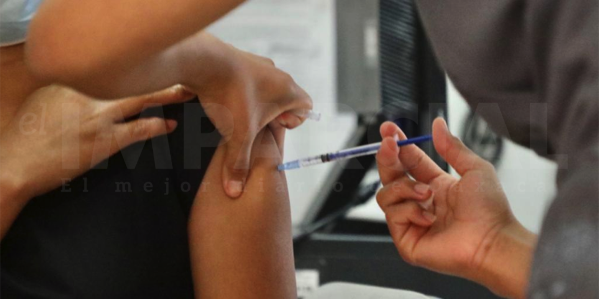 Aplican segunda dosis de la vacuna contra Covid primera línea de combate en el Hospital del ISSSTE