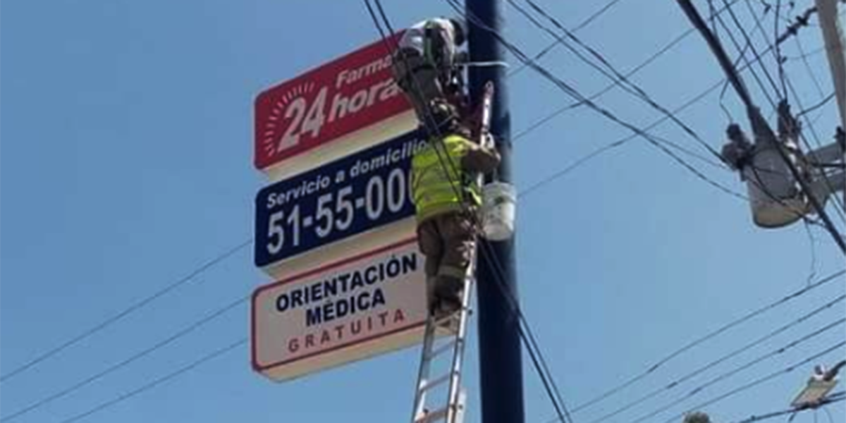 Hombre se electrocuta en un poste mientras trabajaba